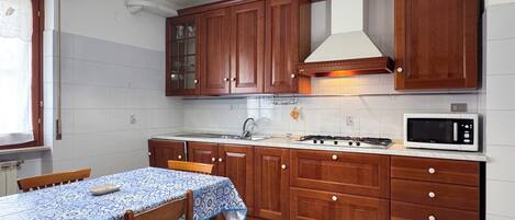 Frigorifero, microonde, forno, piano cottura