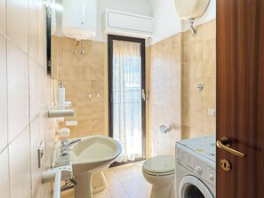Douche, sèche-cheveux, bidet, serviettes fournies