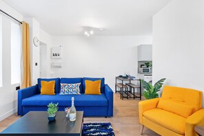 Apartment | Living area - 5 Guests - 2 Bedrooms - Brighton Centre - Petsok (Brighton)