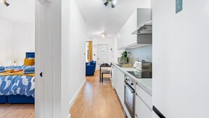 A modern apartment with a kitchen, a dining area, and a living room. - 5 Guests - 2 Bedrooms - Brighton Centre - Petsok (Brighton)