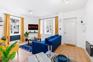 Apartment | Living area - 5 Guests - 2 Bedrooms - Brighton Centre - Petsok (Brighton)