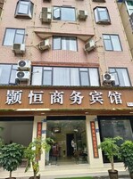 Un edificio de varios pisos con un local comercial en la planta baja.