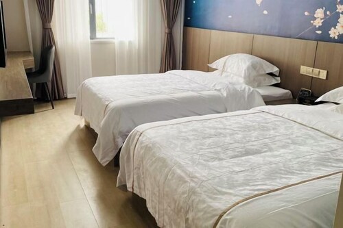 Pingwu Shuheng Business Hotel