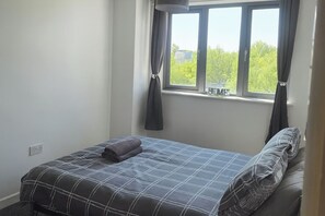 2 kamar tidur, setrika/meja setrika, Wi-Fi gratis, dan seprai linen