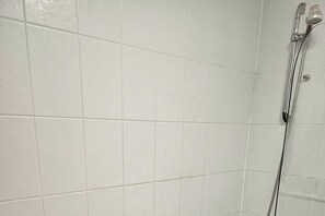 Bathroom - 2 Bed Appt - City Centre - Private Balcony (Swansea)
