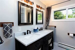 Haartrockner, Handtücher, Toilettenpapier