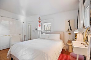 3 bedrooms, desk, iron/ironing board, travel cot