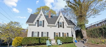 Coastal Retreat: steps to beach and town