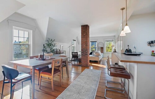 Coastal Retreat: steps to beach and town