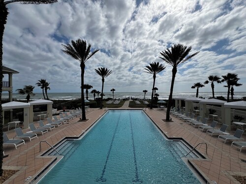 Your Dream Getaway Awaits: Luxurious Condo Retreat with Stunning Views