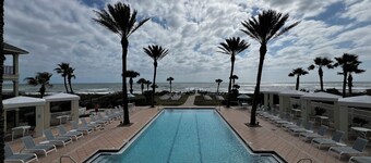 Your Dream Getaway Awaits: Luxurious Condo Retreat with Stunning Views