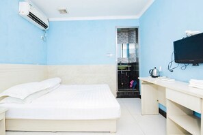 A hotel room with a bed, a desk, a television, and an air conditioning unit. - Hello Lite Hotel (Nanjing Nanhu Lake) (Nanjing)