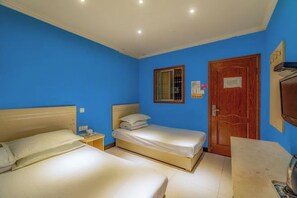 A room with two beds, a wooden door, a window, and a small table. - Hello Lite Hotel (Nanjing Nanhu Lake) (Nanjing)