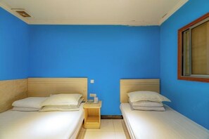 A room with two beds, a small wooden nightstand, and a window. - Hello Lite Hotel (Nanjing Nanhu Lake) (Nanjing)