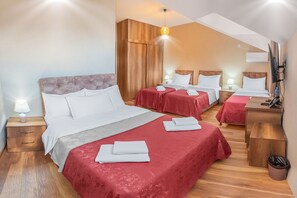 8 chambres, fer et planche à repasser, Wi-Fi, draps fournis