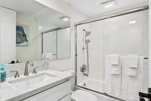 Shower, hair dryer, towels - DIRECTLY BAYFRONT! FANTASTIC VIEWS & LOCATION! WALK TO EVERYTHING! SHOPS, FOOD (San Diego)
