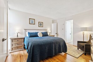 2 bedrooms, iron/ironing board, travel crib, free WiFi - DIRECTLY BAYFRONT! FANTASTIC VIEWS & LOCATION! WALK TO EVERYTHING! SHOPS, FOOD (San Diego)