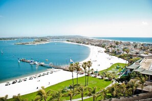 On the beach - DIRECTLY BAYFRONT! FANTASTIC VIEWS & LOCATION! WALK TO EVERYTHING! SHOPS, FOOD (San Diego)