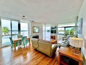 Smart TV, fireplace, books - DIRECTLY BAYFRONT! FANTASTIC VIEWS & LOCATION! WALK TO EVERYTHING! SHOPS, FOOD (San Diego)