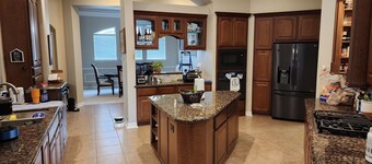 Spacious Upscale 5-room house 1 ACRE Pet Friendly in Cypress