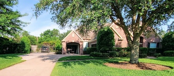 Spacious Upscale 5-bedroom house 1 ACRE Pet Friendly in Cypress