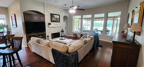 TV connectée, cheminée, jeux vidéo, écrans d'ordinateur