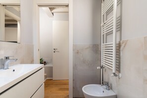 Doccia, asciugacapelli, bidet, asciugamani