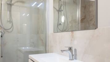 Doccia, asciugacapelli, bidet, asciugamani