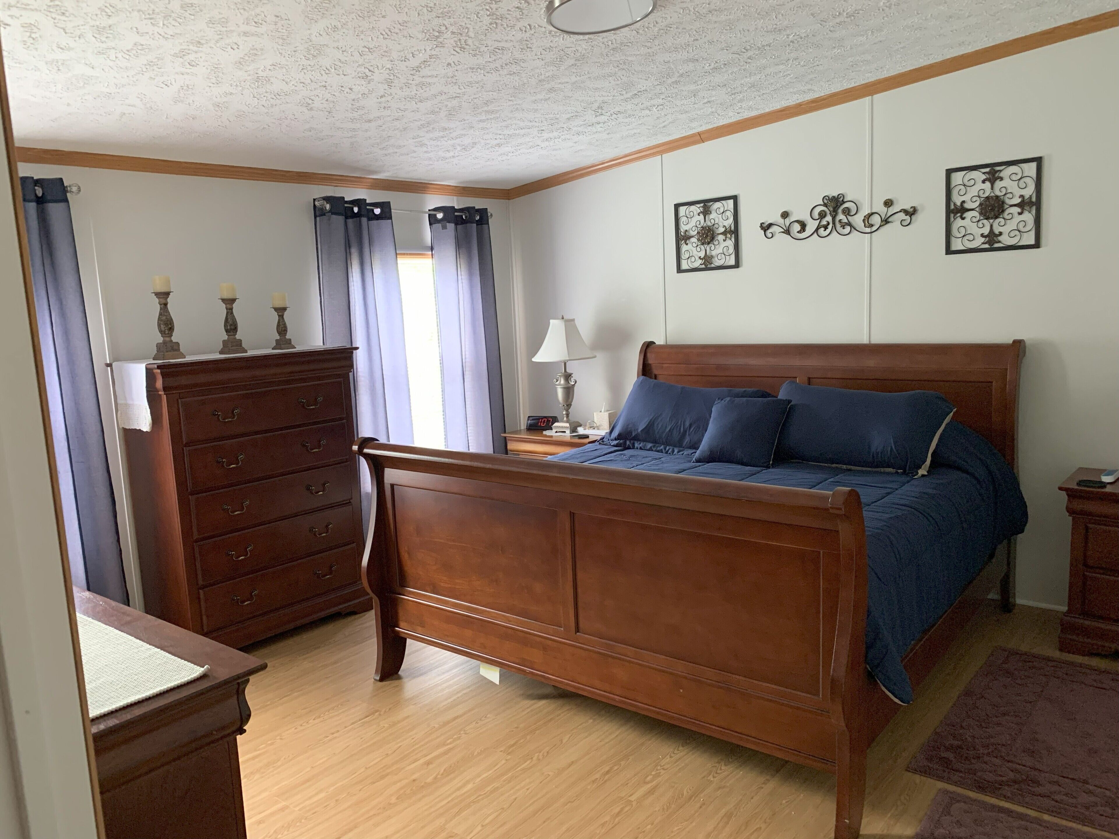 3 bedrooms, iron/ironing board, WiFi (free), bed sheets