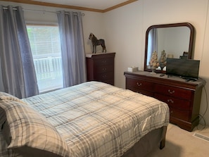 3 bedrooms, iron/ironing board, free WiFi, bed sheets - Peaceful Retreat on the Bourbon Trail (Lawrenceburg)