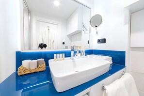 Dusche, kostenlose Toilettenartikel, Haartrockner, Handtücher