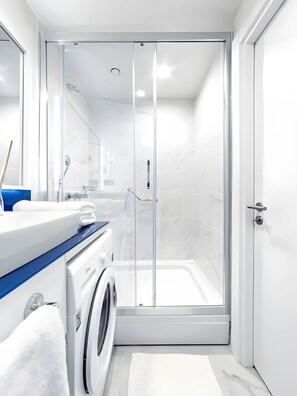 Shower, free toiletries, hair dryer, towels - Batumi Orbi City Sea View (Batumi)