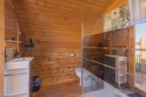 Bañera de hidromasaje, secador de pelo, bidé y jabón