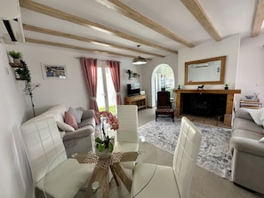 TV, fireplace