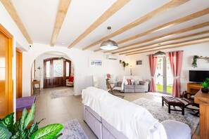 Televisión y chimenea 