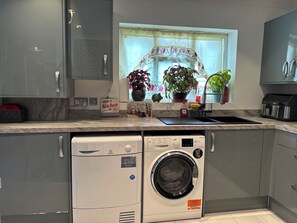 Dormitorio compartido, 1 habitación, para fumadores, balcón | Lavandería