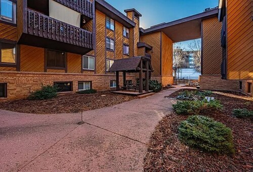 2-bedroom condo in gorgeous Colorado Springs 5-10 minutes from many attractions