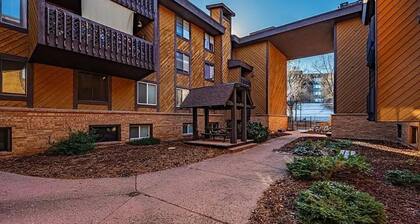 2-bedroom condo in gorgeous Colorado Springs 5-10 minutes from many attractions