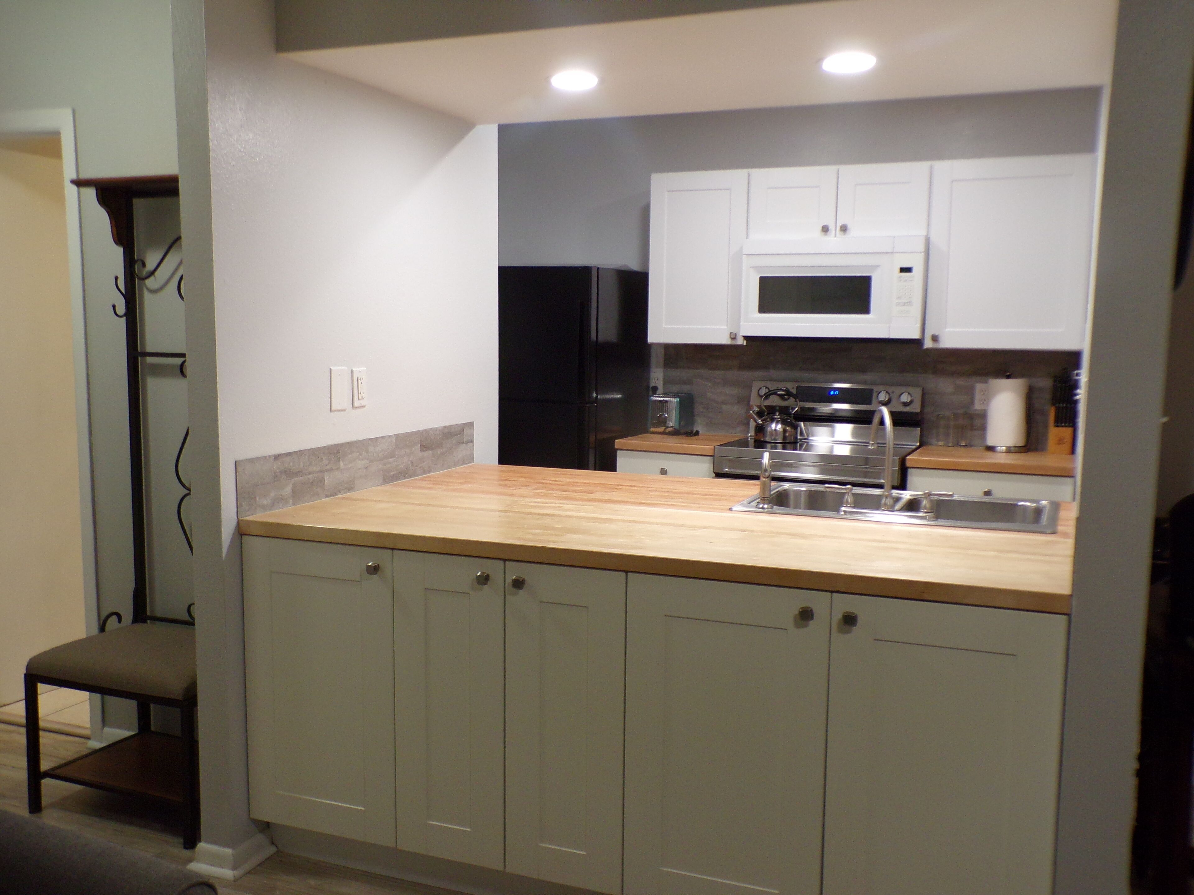 Jääkaappi, mikroaaltouuni, uuni, liesi