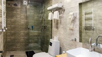 Eenvoudige kamer, 1 twee- of 2 eenpersoonsbedden, balkon, uitzicht op tuin | Badkamer | Een haardroger, handdoeken, zeep, shampoo