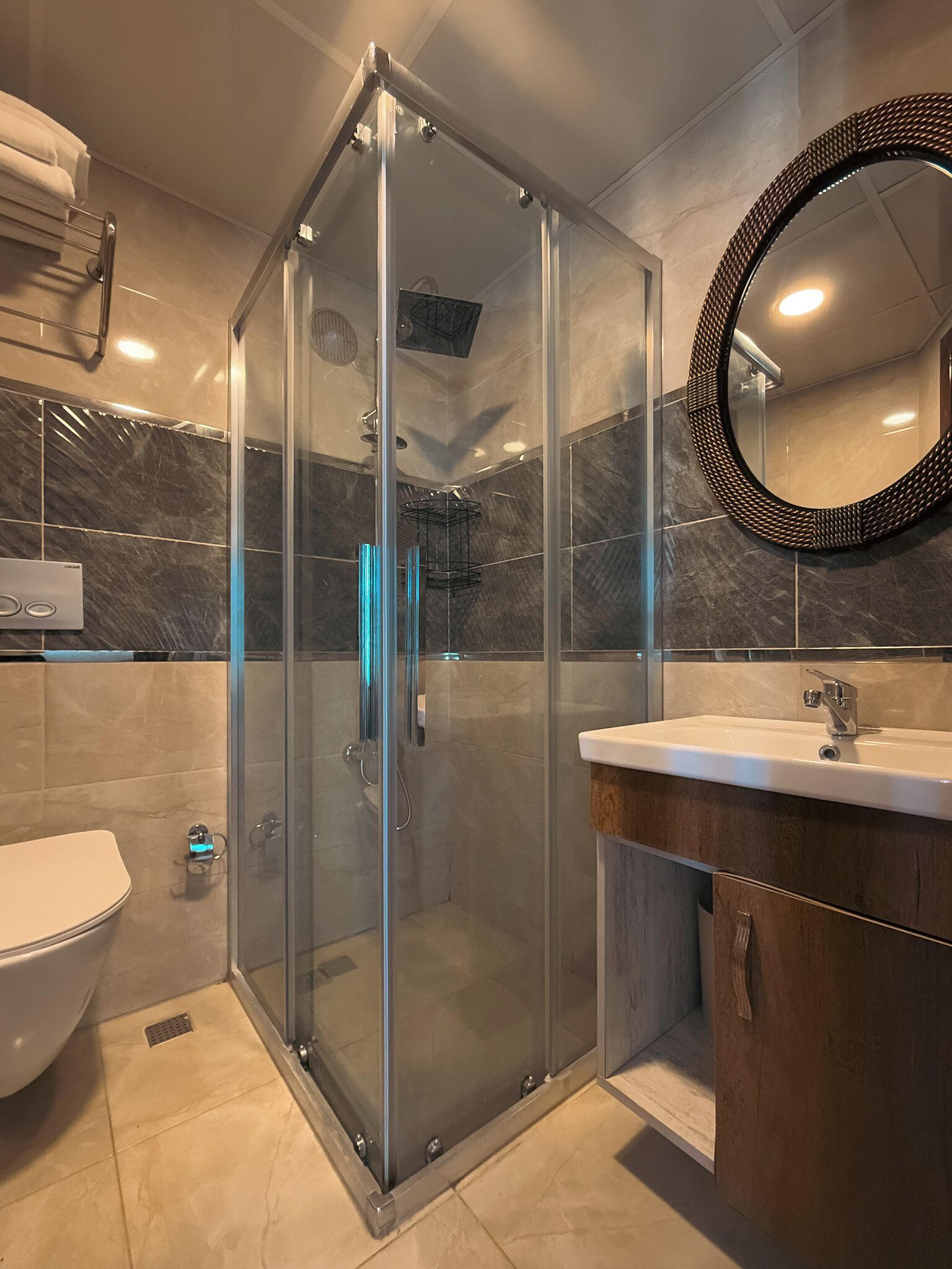 Superior Double Room, Sea View | Bathroom | Shower, free toiletries, hair dryer, towels