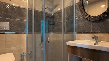 Superior Double Room, Sea View | Bathroom | Shower, free toiletries, hair dryer, towels