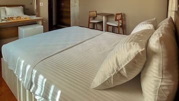 Quarto casal exclusivo, sacada, vista parcial para o mar | Ferros/tábuas de passar roupa, Wi-Fi de cortesia
