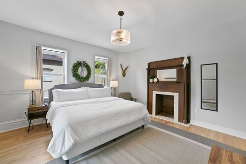 Modern Boutique Stay w/ Plush King Bed- Hare Suite