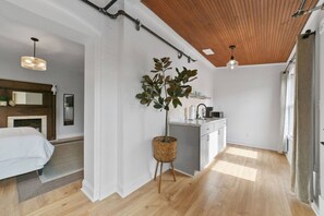 Desk, iron/ironing board, free WiFi, bed sheets - Modern Boutique Stay w/ Plush King Bed- Hare Suite (Saint Charles)