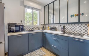 Fridge, stovetop, dishwasher, coffee/tea maker