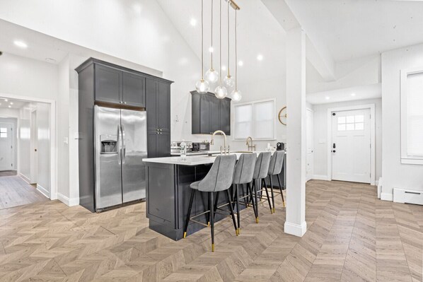 Réfrigérateur, micro-ondes, four, plaque de cuisson