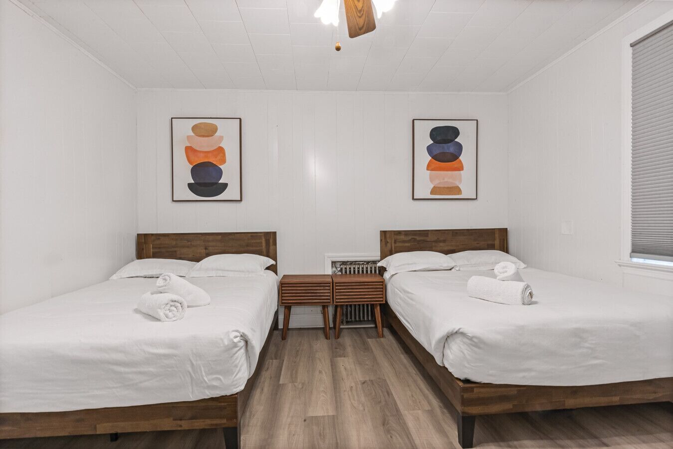 Travel crib, WiFi, bed sheets