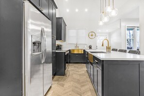 雪櫃、微波爐、焗爐、爐具