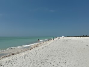 Liegestühle, Strandtücher